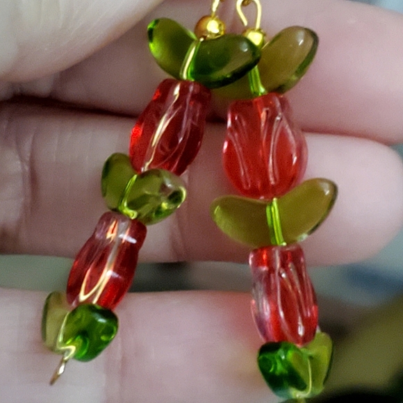 Handmade lampwork glass red tulip 🌷 bead earrings. - Picture 3 of 3